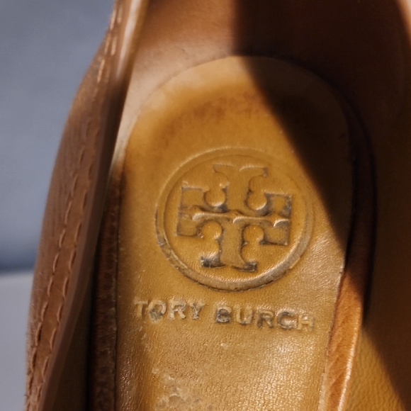 Tory Burch Tan Leather Heels with Medallion In Size 7 - Picture 2 of 7